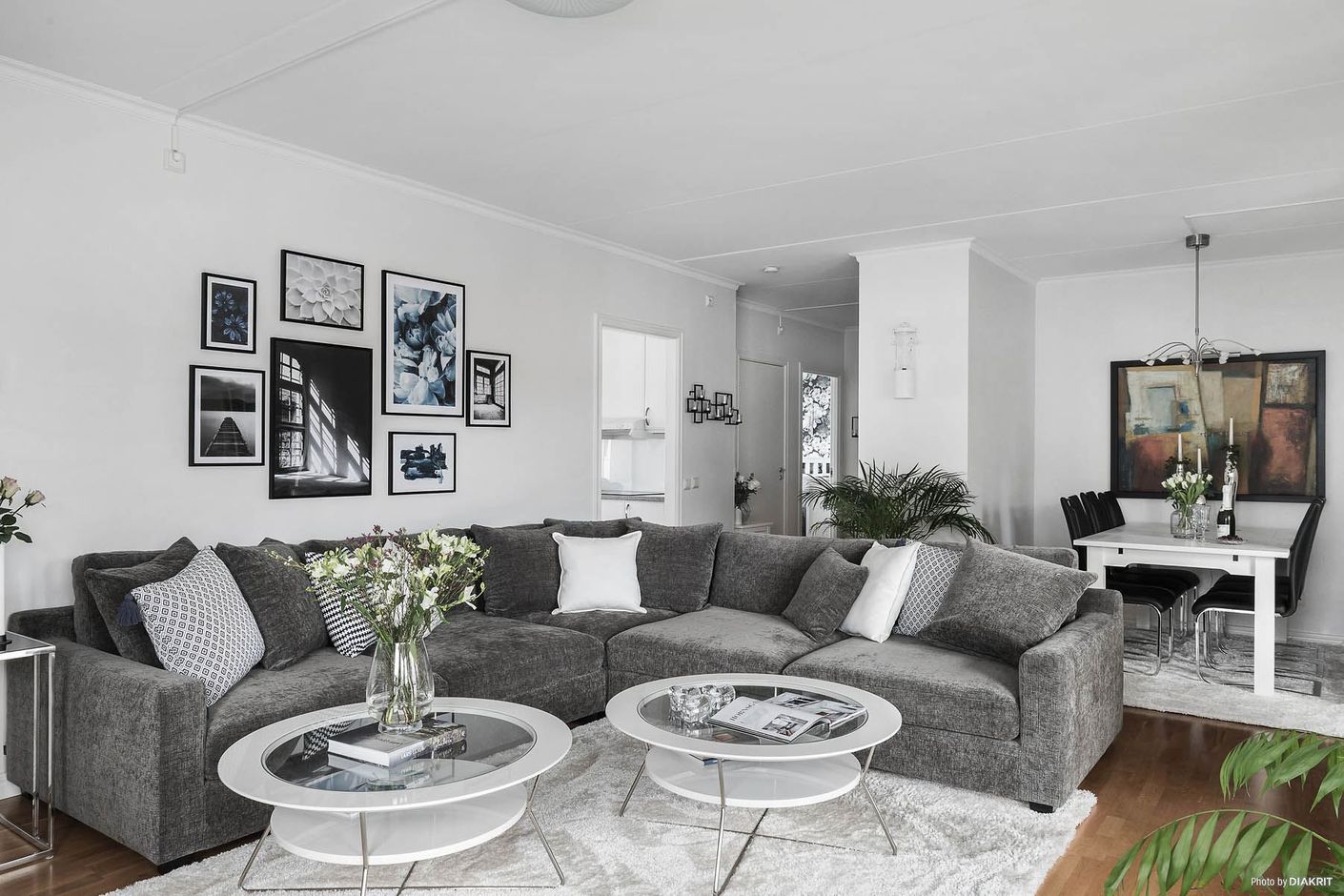 Gott om plats för större soffgruppen i vardagsrummet.