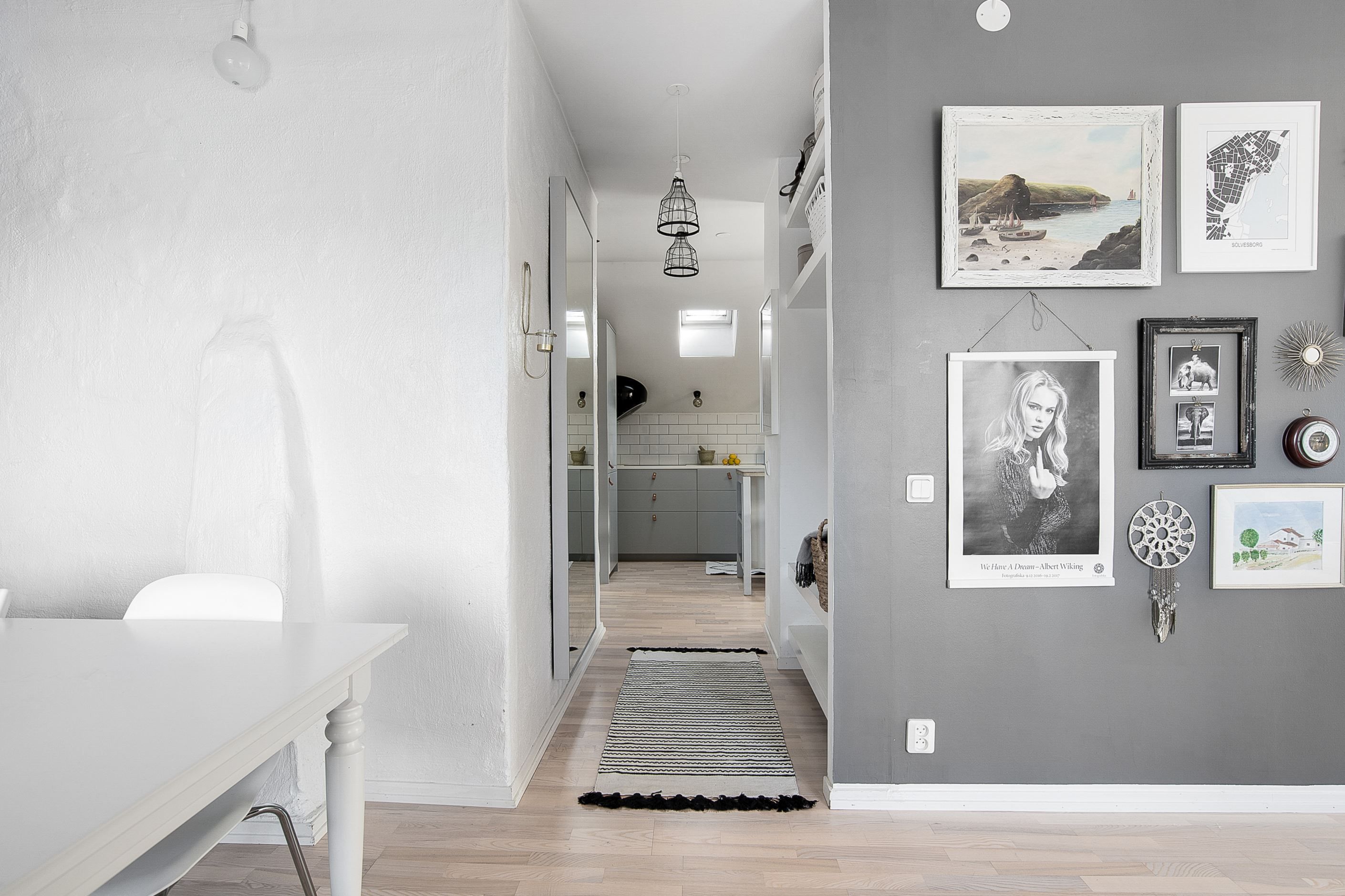 Fin passage/innerhall som knyter samman kök och matsalsdelen i vardagsrummet