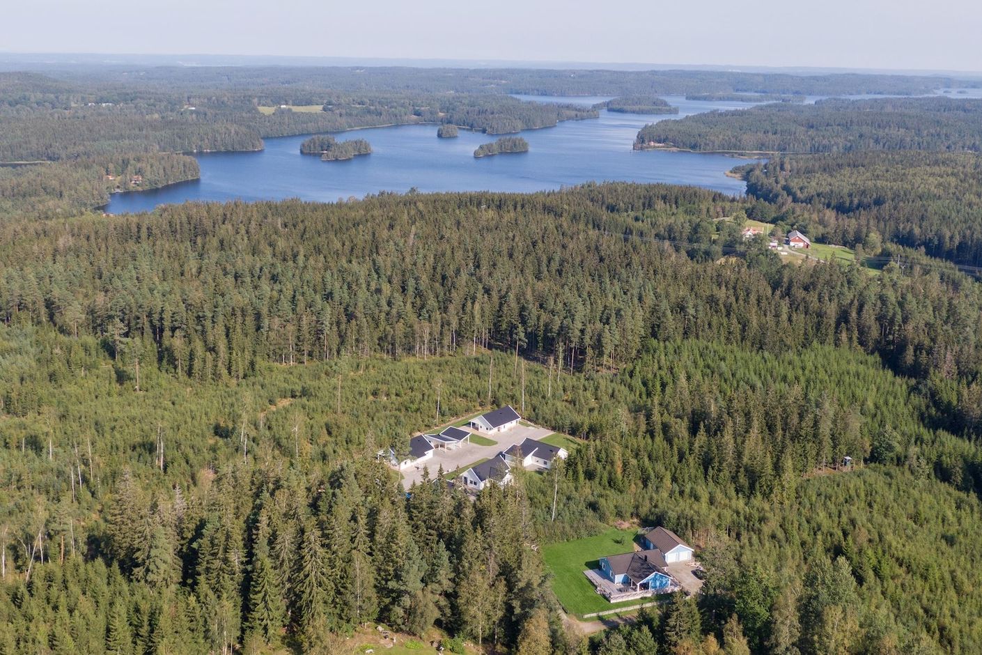 Närhet till härliga sjöar.