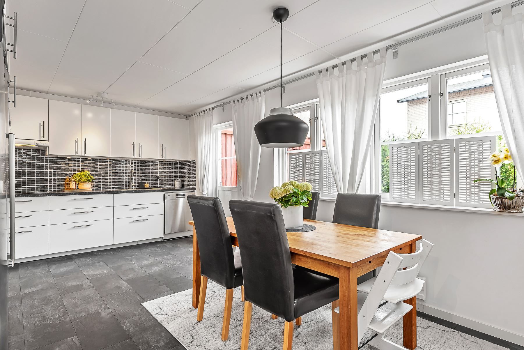 Ljust och fint kök med öppen planlösning till kök
