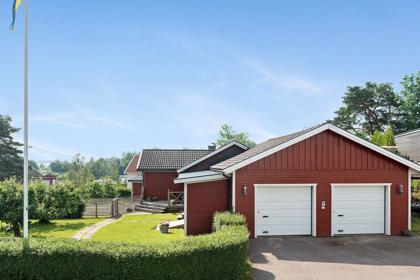 Villa med dubbelgarage och stor tomt