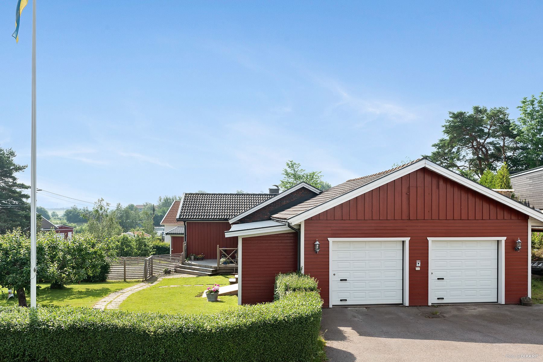 Villa med dubbelgarage och stor tomt