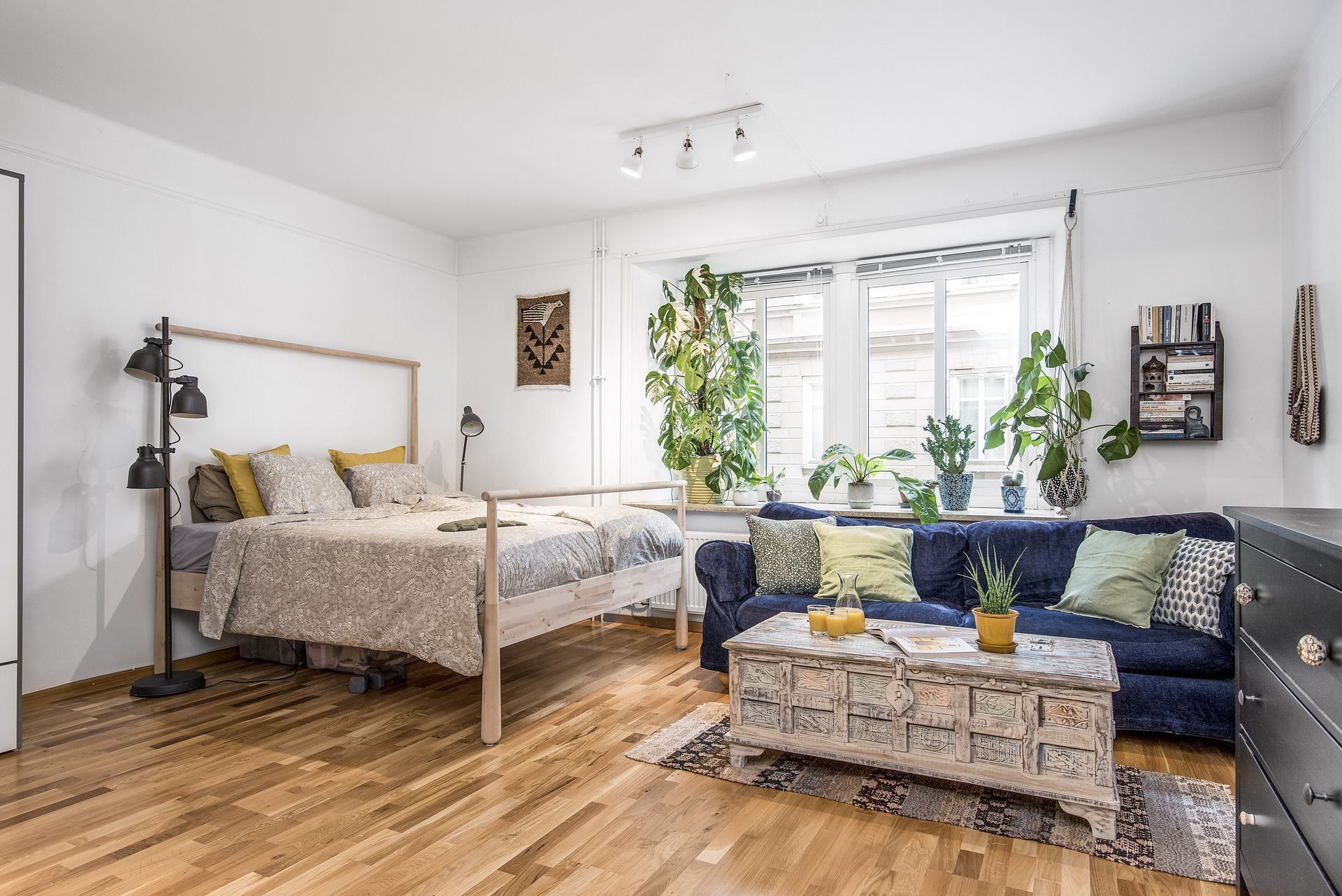 Rymligt allrum med plats för både säng, soffmöblemang och kontorsdel