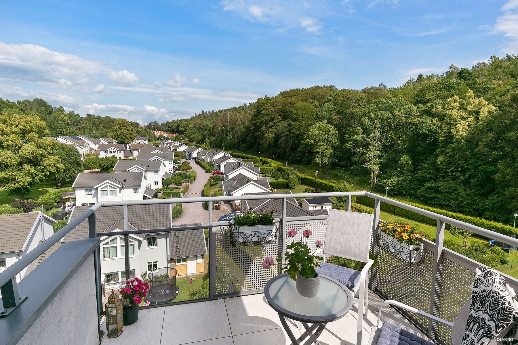 Förmiddagssolen njuter du av på bostadens andra balkong...